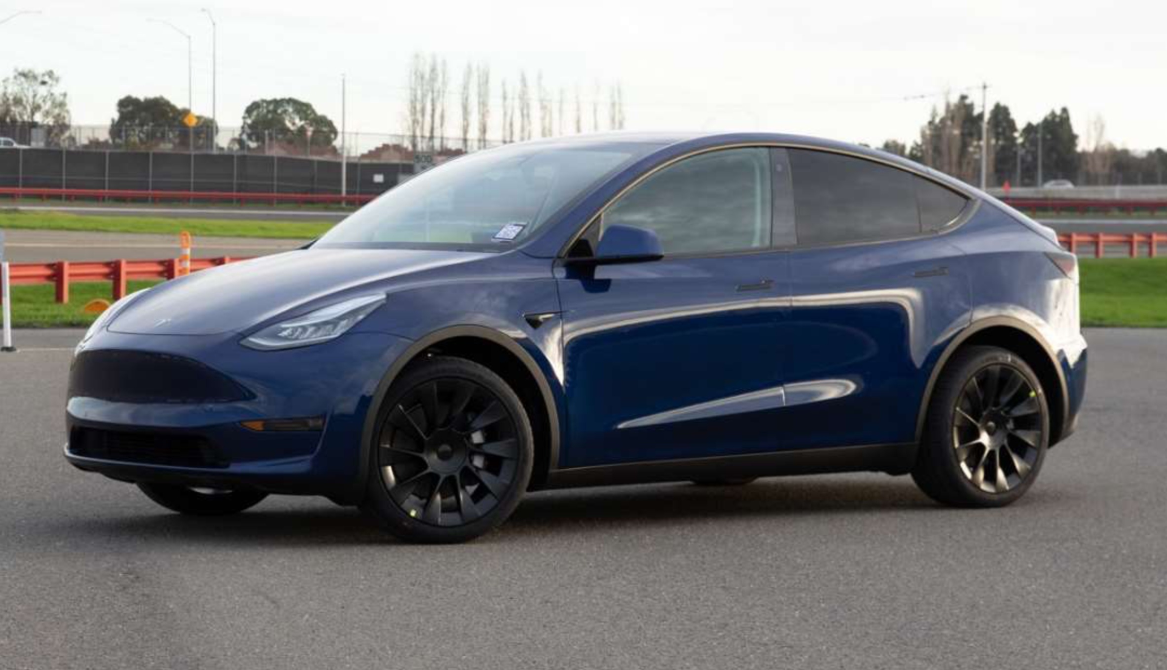 10. Tesla Model Y Performance 2020 (giá khởi điểm: 60.990 USD, thời gian tăng tốc từ 0-96 km/h: 3,5 giây)