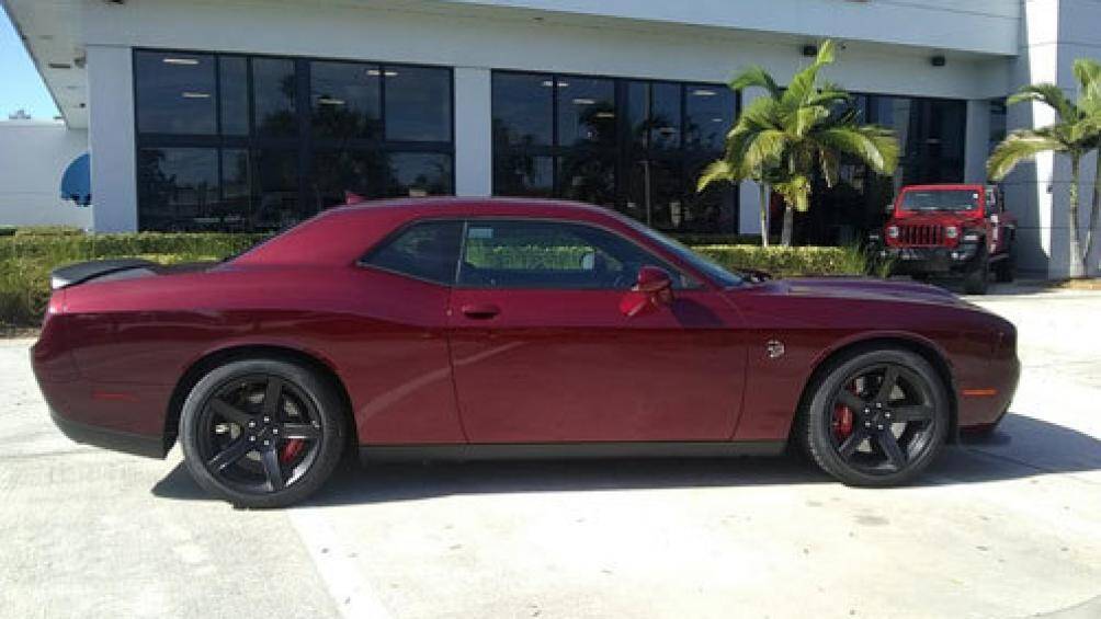 5. Dodge Challenger SRT Hellcat 2020 (giá khởi điểm: 70.595 USD, thời gian tăng tốc từ 0-96 km/h: 3,6 giây)