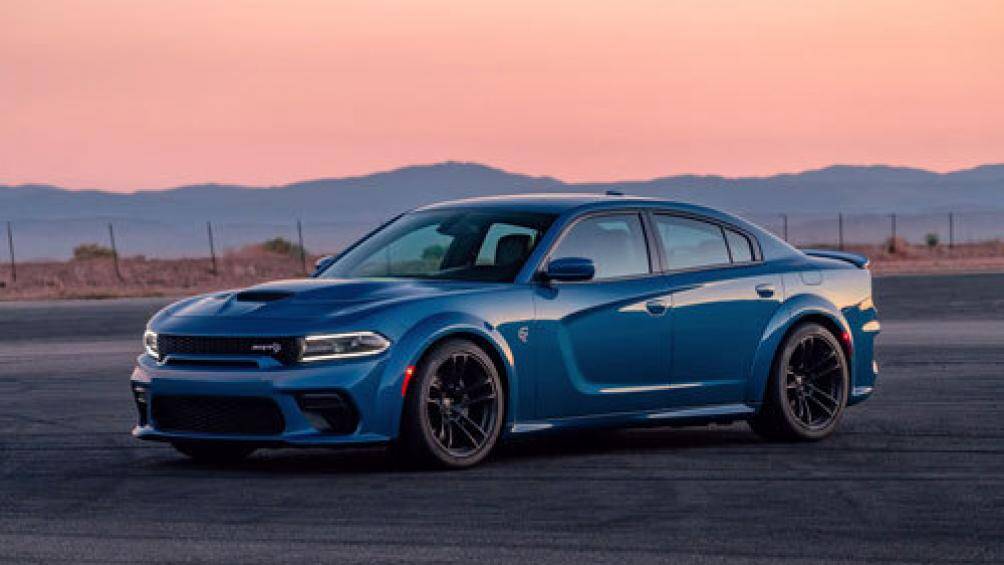 6. Dodge Charger Hellcat Widebody 2020 (giá khởi điểm: 69.995 USD, thời gian tăng tốc từ 0-96 km/h: 3,6 giây)