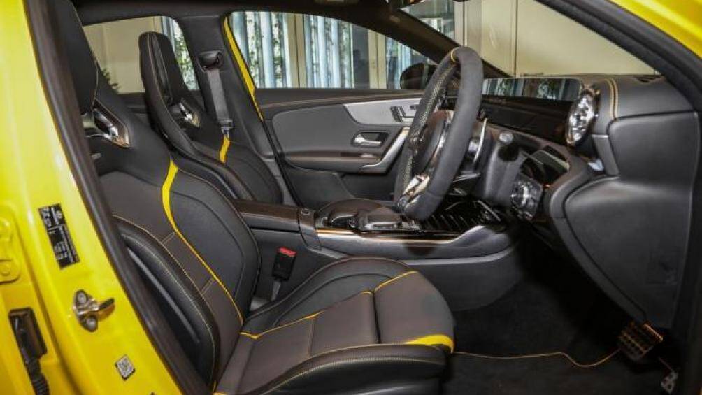 Ghế ngồi phía trước là loại ghế thể thao hiệu suất cao của AMG giúp ôm sát người ngồi