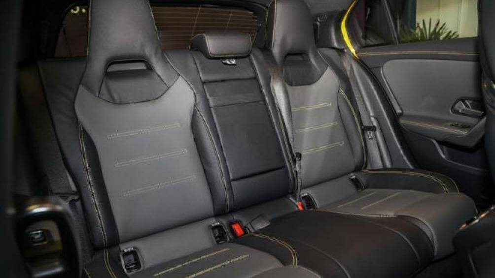 Những tiện nghi bên trong mẫu hatchback này có thể kể đến là điều hòa 2 vùng, sạc không dây, cửa sổ trời toàn cảnh