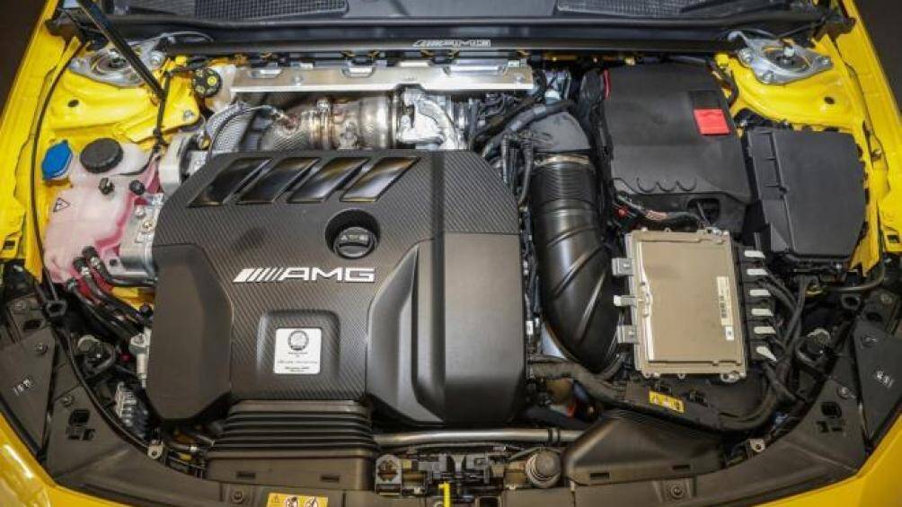 Trang bị an toàn trên xe bao gồm 7 túi khí, cân bằng điện tử, phanh khẩn cấp tự động, hỗ trợ phát hiện điểm mù và hỗ trợ giữ làn đường chủ động