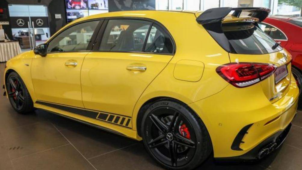 Mẫu A-Class này có giá bán 107.916 USD (2,5 tỷ đồng), đắt hơn 18.772 USD so với Mercedes-AMG A35