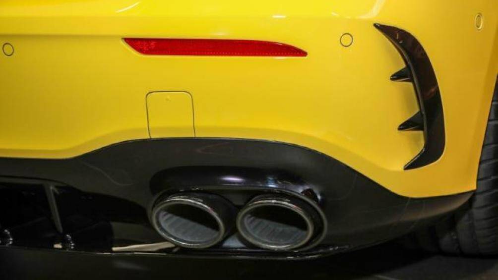 Ở phía sau được nâng cấp với cánh gió lớn và 4 ống xả lớn đặt đối xứng hai bên