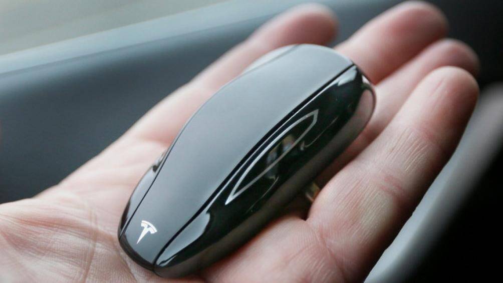 Chìa khoá xe của chiếc Tesla Model S giống như một chiếc xe thu nhỏ. Nó có thể điều khiển xe tiến về phía trước hoặc lùi về sau mà không cần ai ngồi trong xe