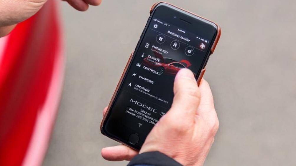 Xe Tesla Model 3 cũng sử dụng ứng dụng trên điện thoại để thay thế cho chìa khóa vật lý