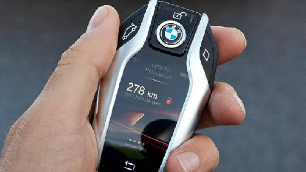 Khóa xe thông minh BMW Key Fob được trang bị một màn hình cảm ứng mini với thiết kế bắt mắt đi kèm nhiều tính năng hiện đại
