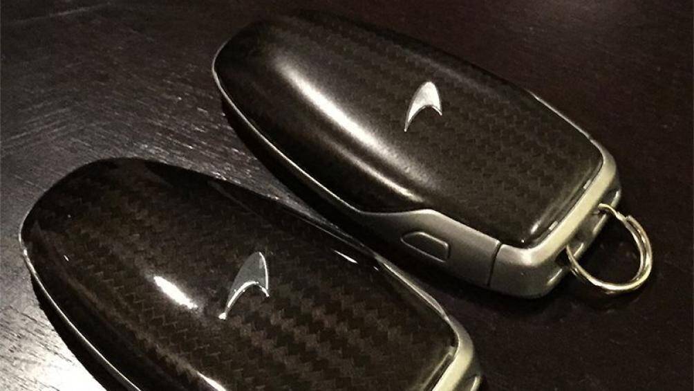 Cấu thành từ sợ carbon, chiếc chìa khoá xe McLaren cũng có điểm nhấn đến từ sự đơn giản và trọng lượng nhẹ