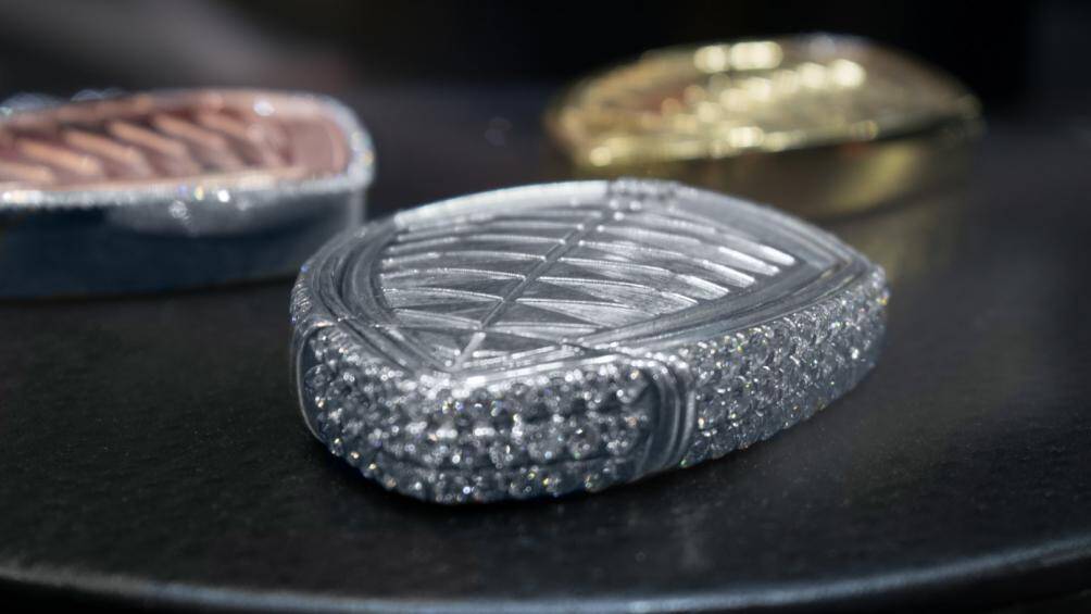 Chìa khoá Koenigsegg được làm bằng Platinum hoặc kim cương, với tạo hình chiếc khiên vô cùng ấn tượng. Ước tính trị giá của nó lên tới 250.000 USD