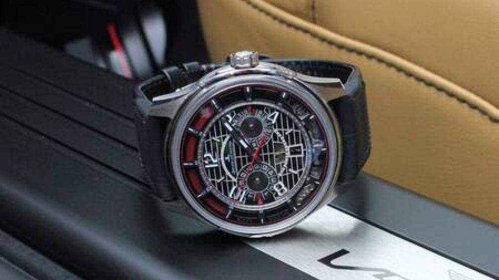Đồng hồ Jaeger-LeCoultre AMVOX7 có thể đóng vai trò là chìa khoá xe cho chiếc Aston Matin DB9 và DBS