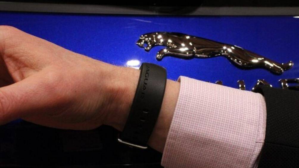 Tương tự, Jaguar F-Pace Activity Key cũng là một chiếc vòng đeo tay cho phép người dùng mở và khoá xe khi đưa nó lại gần logo Jaguar ở phía sau xe