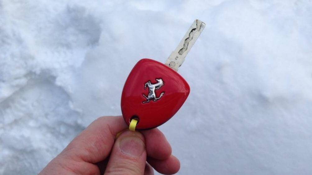 Chìa khóa này của Ferrari có vẻ cổ điển. Các phím chức năng được ẩn giấu phía dưới, nhưng chính sự đơn giản của nó lại thu hút được nhiều người
