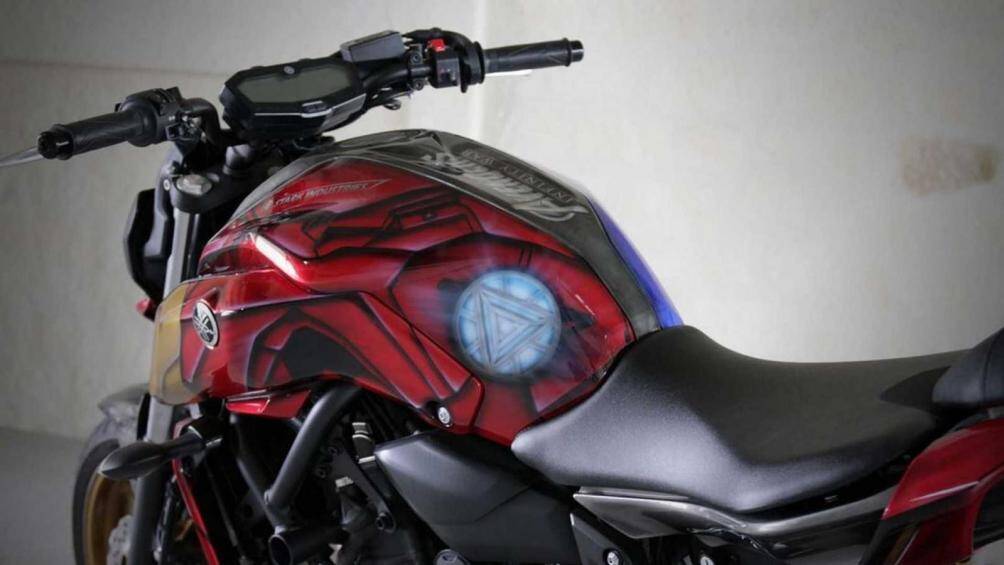 Bao gồm cả chi tiết lò phản ứng hồ quang trên ngực của bộ giáp