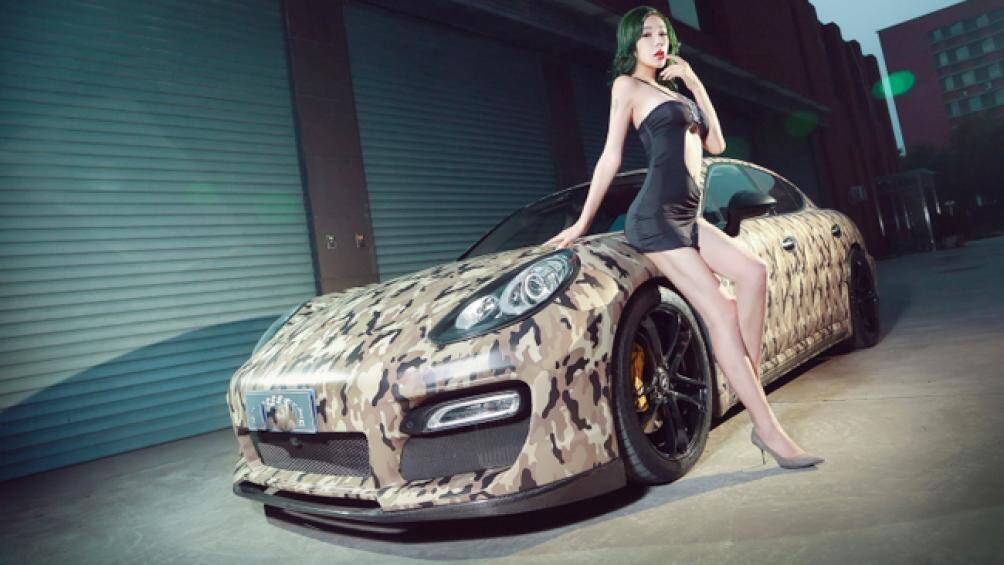 Người đẹp khoe dáng ngọc bên chiếc Porsche Panamera màu rằn ri