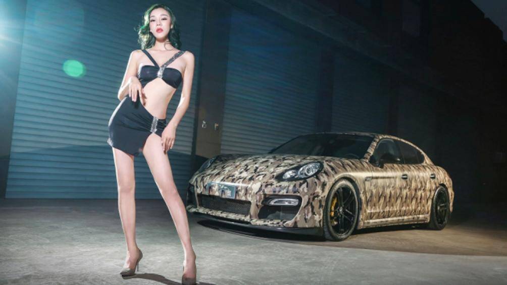 Đường cong đầy nóng bỏng với đôi chân thon dài