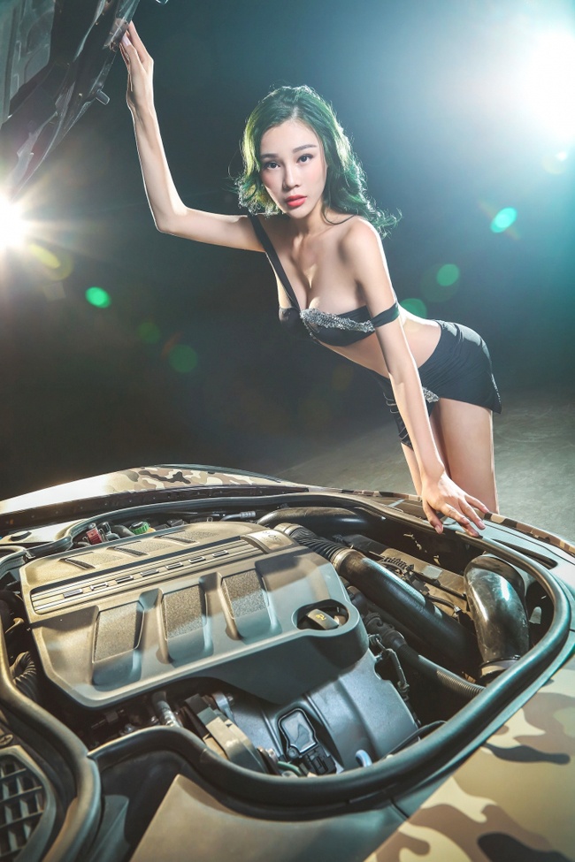 Khối động cơ mạnh mẽ đối lập với vẻ đẹp kiêu sang và nóng bỏng