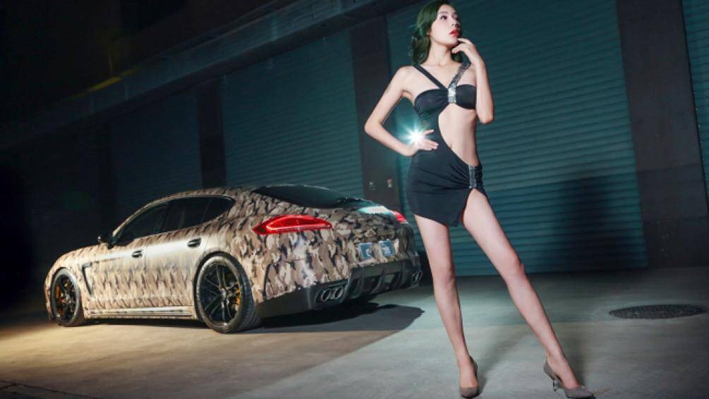 Chiếc xe thể thao này đã được hãng độ AF Design lột xác với ngoại thất phủ một màu rằn ri