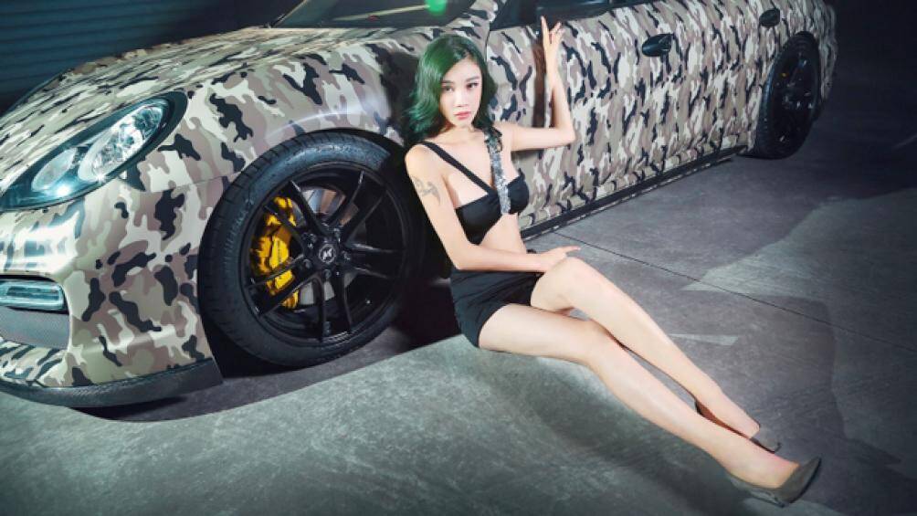 Vẻ đẹp sexy và nóng bỏng của người đẹp khi kết hợp cùng chiếc xe thể thao Panamera