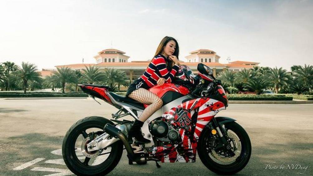 Nữ biker Ngô Thị Mỹ Duyên với nickname Dumy Ngo sở hữu chiều cao 1m61, cân nặng 49kg cùng số đo hình thể nóng bỏng 90-62-93 (cm)