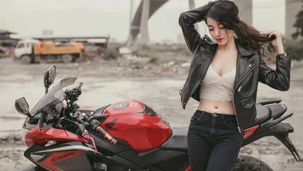 Với các chỉ số hình thể cân đối, cộng thêm việc thường xuyên đi boots, Mỹ Duyên không bị dìm dáng khi đi “mô tô khủng”