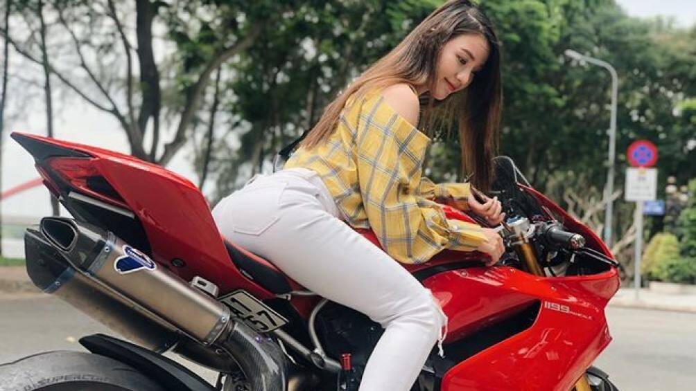 Tuy nhiên, nhiều khoảnh khắc đời thường cho thấy nàng hot girl cũng rất nữ tính, dịu dàng, quyến rũ
