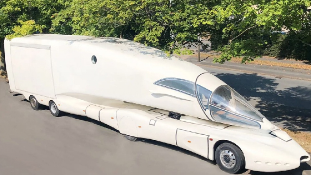 Một phần đầu mũi xe có thiết kế nhọn trông như máy bay chiến đấu. Một toa moóc sang trọng kết nối trực tiếp tới khoang lái phía trước