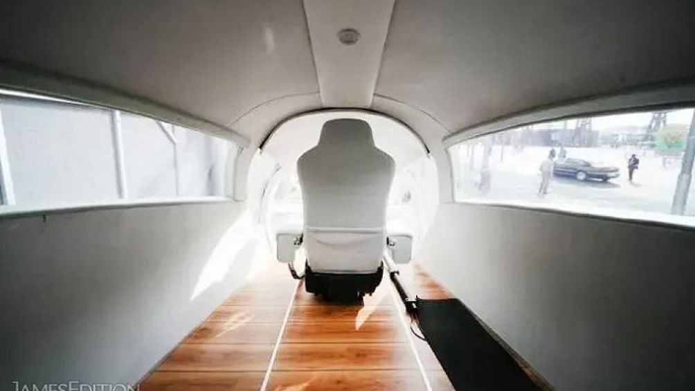 Cabin có trang bị những công nghệ thích nghi: màn hình hiển thị và thiết bị điều khiển thích nghi thay đổi xung quanh và trạng thái của tài xế