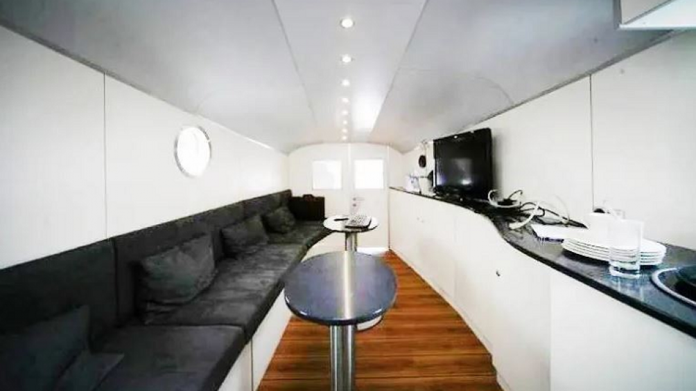 Siêu xe tải Innotruck còn giống một phương tiện hạng sang/khách VIP, với một phòng họp lớn ở phía sau và không gian nội thất tiện nghi, sang trọng