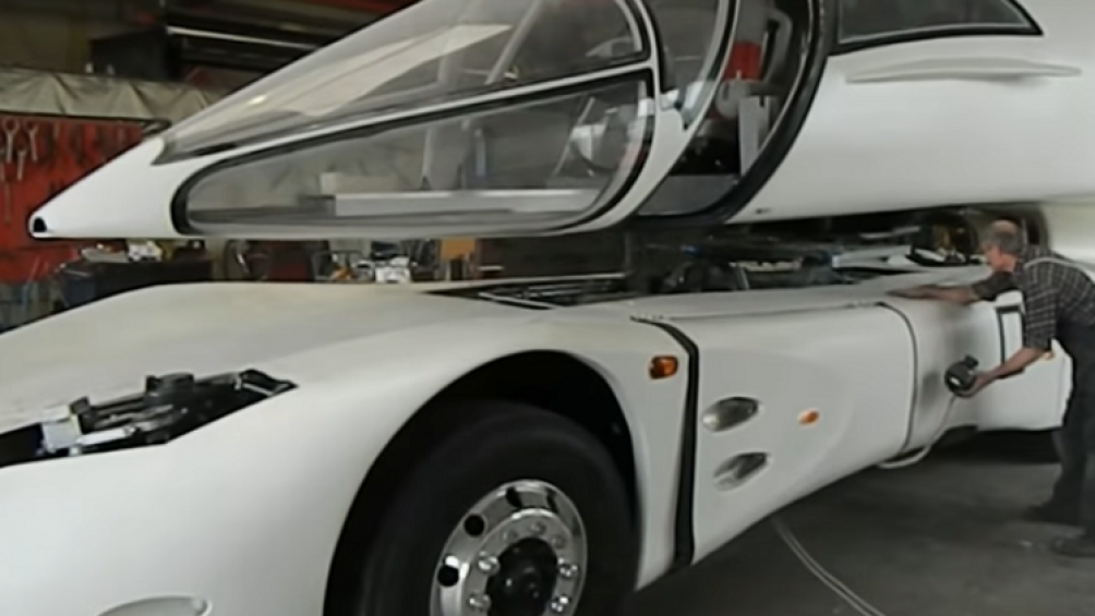 Chiếc xe tải mang thiết kế khác lạ rất bắt mắt mà như bước ra từ một bộ phim viễn tưởng