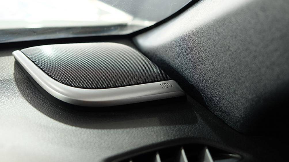 Trên phiên bản hàng đầu AWD này, động cơ còn được tính hợp hệ thống Auto Start-Stop. 3 chế độ lái là Eco, Normal và Sport