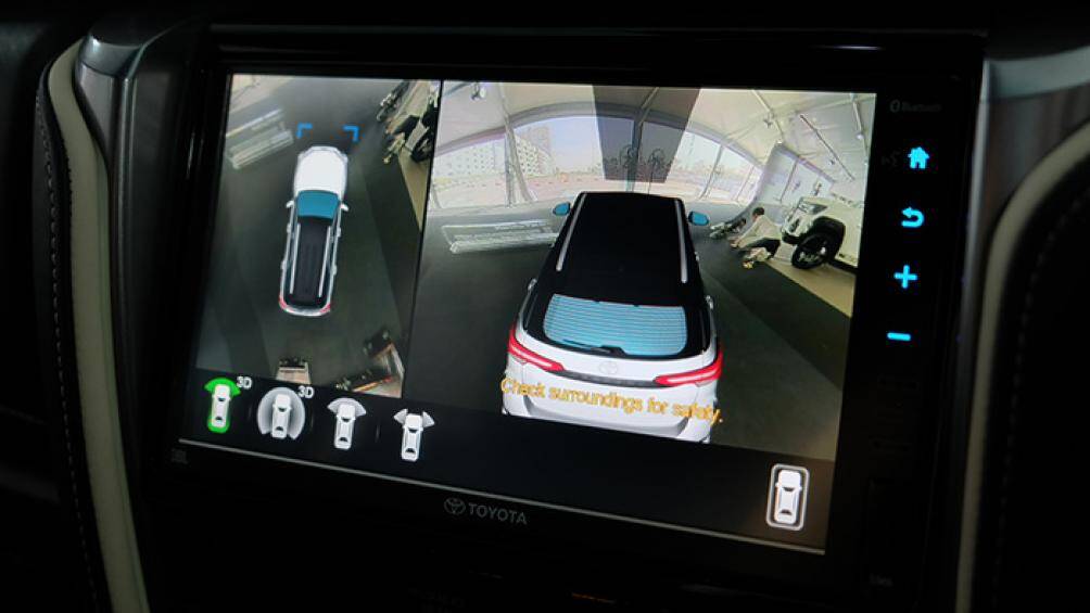 Camera 360 độ hiển thị nhiều góc nhìn hỗ trợ đỗ xe linh hoạt, cùng với đó xe sở hữu 7 túi khí an toàn