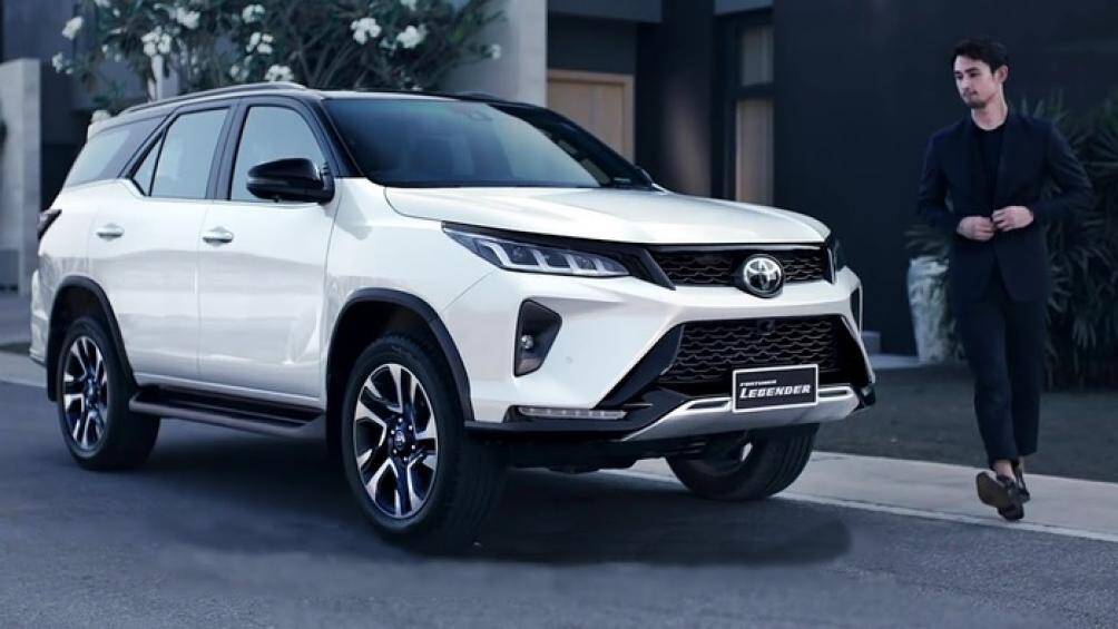 Phiên bản trong bài là bản Toyota Fortuner Legender 2.8L AWD AT, sơn xe màu trắng có giá 1,39 tỷ đồng