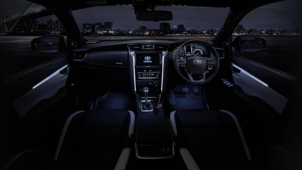 Fortuner 2021 sử dụng màn hình cảm ứng 9 inch hỗ trợ kết nối Apple CarPlay/ Android Auto, bên cạnh đó là nhiều trang bị tiện nghi khác