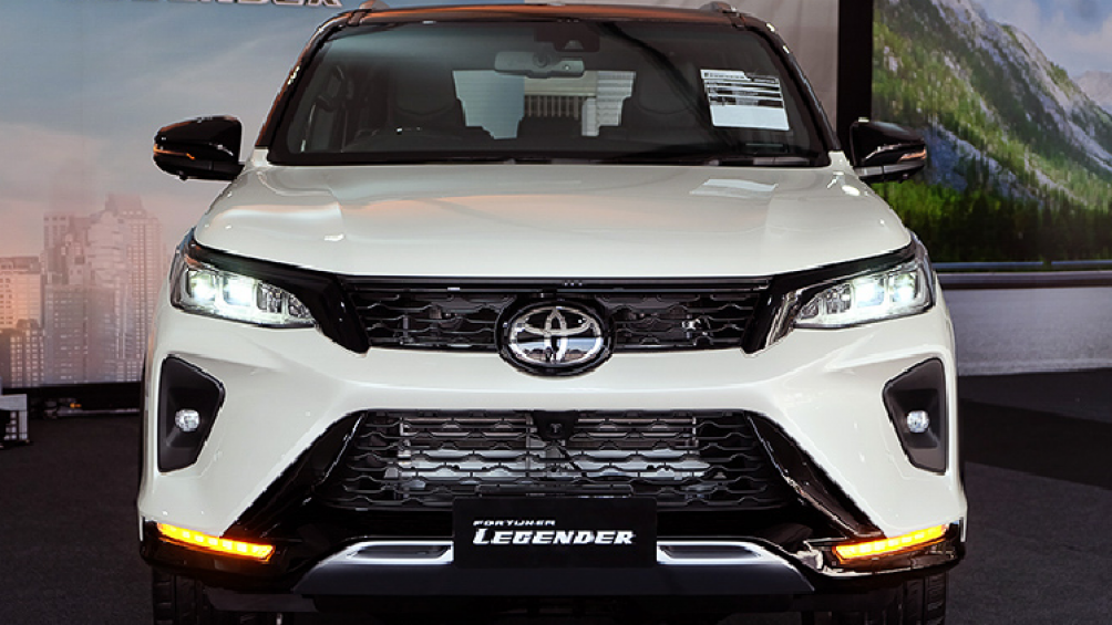 Fortuner Legender cũng có 4 phiên bản với 2 cấu hình động cơ dầu tăng áp 2.4L và 2.8L