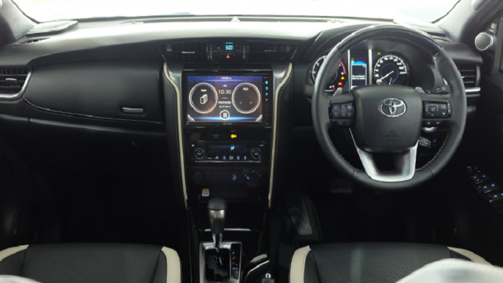 Còn phiên bản Diesel 2.8 Turbo: 2.8 Legender 2WD AT 1,769,000 baht (khoảng 1,33 tỷ đồng); 2.8 Legender 4WD AT 1,839,000 baht (khoảng 1,39 tỷ đồng)