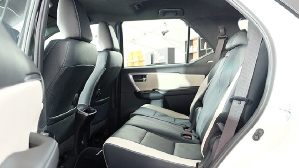Nội thất Toyota Fortuner 2021 được bọc da đen trắng 2 tone, chỉ viền trắng trang trí. Các mảng trang trí giả vân gỗ được thay bằng viền bạc