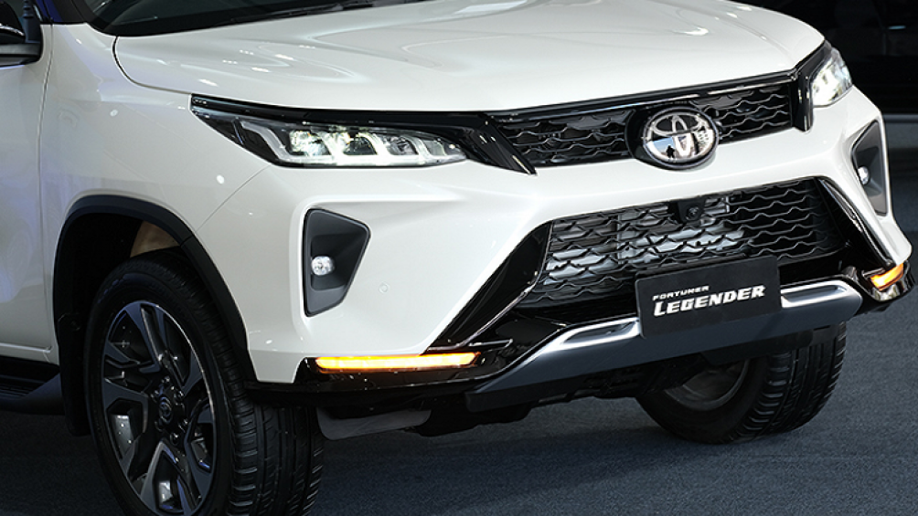 Phiên bản này đã được sửa đổi toàn bộ phần đầu xe, táo bạo và sắc sảo hơn trước. Trong đó, cản trước bao gồm cụm lưới tản nhiệt được thay đổi rộng hơn