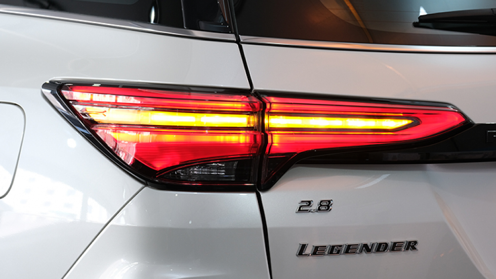 Từ phía sau, cụm đèn hậu LED được tinh chỉnh. Trên bản Legender đèn xi nhan sẽ rẽ tia như trên các dòng Lexus