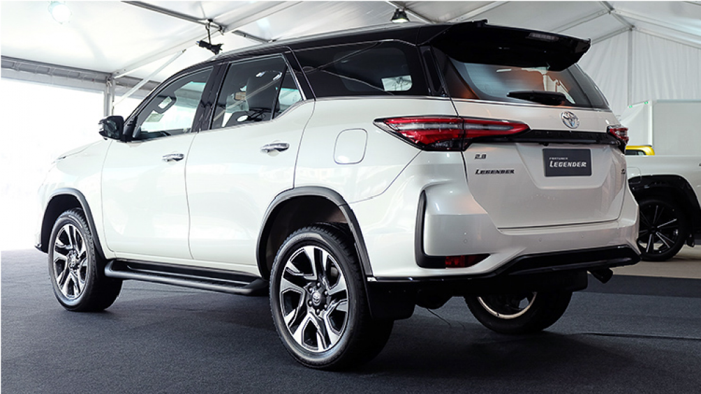 Ngoài ra, bản LEGEND còn sở hữu mâm 20 inch kích thước lớn, và nổi bật hơn thân xe mang 2 tông màu với nóc xe được sơn đen