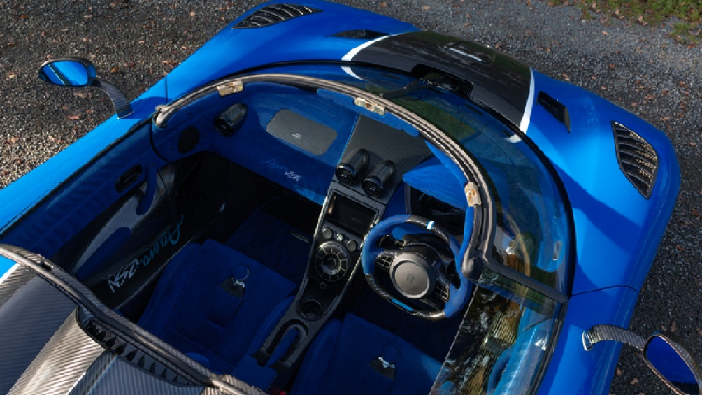 Bên trong, nội thất xe tiếp tục lấy tông màu xanh dương làm chủ đạo. Cabin được phủ da Alcantara cao cấp và ngập tràn chi tiết sợi carbon