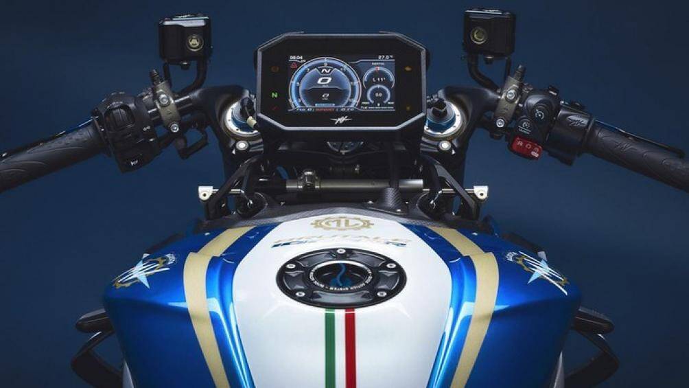 Màn hình màu TFT điều khiển hệ thống kiểm soát hành trình, hỗ trợ xe kết nối Bluetooth thông qua ứng dụng MVRide