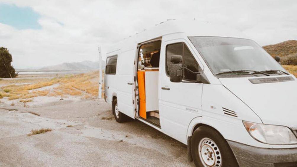 Chiếc xe Mercedes Sprinter cũ được cặp vợ chồng Việt tại Mỹ mua với mức giá 15.000 USD (khoảng 345 triệu đồng)