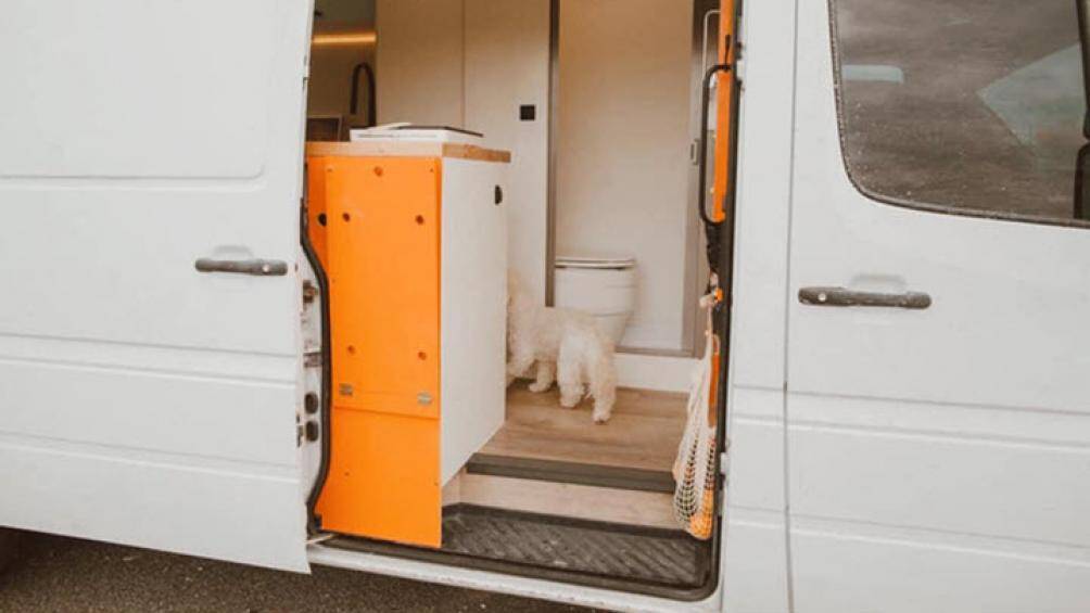 Bên trong Mercedes-Benz Sprinter có đầy đủ tiện nghi cơ bản và được bố trí hợp lí. Toilet và phòng tắm đứng được bố trí ngay sau lưng ghế lái