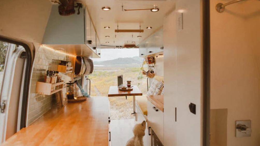 Bếp nấu ăn được đặt bên ngoài không gian xe nhằm giảm thiếu mùi thức ăn khi nấu nướng