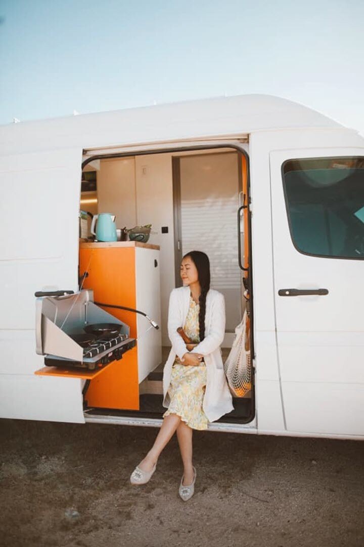 Để phù hợp với sở thích, cặp đôi người Việt còn thiết kế riêng vị trí để có thể mang theo những vật dụng như guitar, ukele, sách...