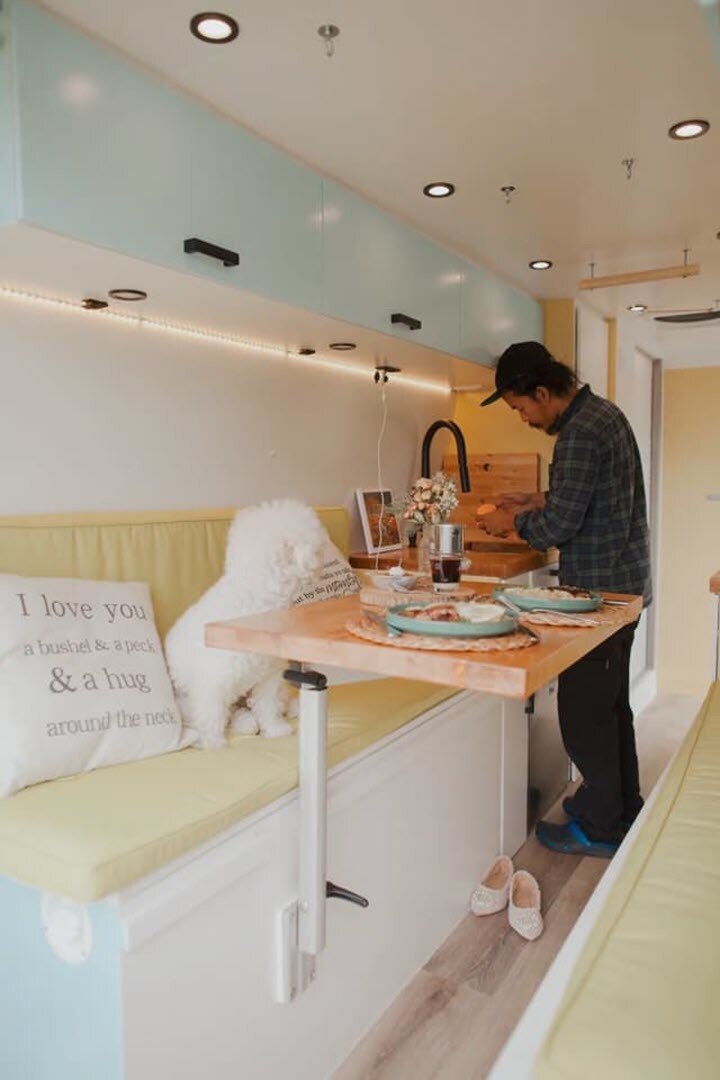 Sau đó, họ đã dành mỗi ngày 10 tiếng trong vòng 3 tháng để độ lại khoang nội thất của xe. Tổng chi phí độ hết khoảng 25.000 USD (khoảng 575 triệu đồng)