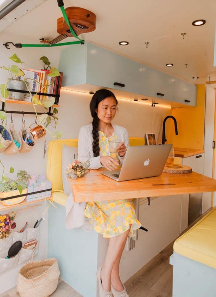 Bàn ăn khi không sử dụng có thể gập lại để trở thành giường ngủ