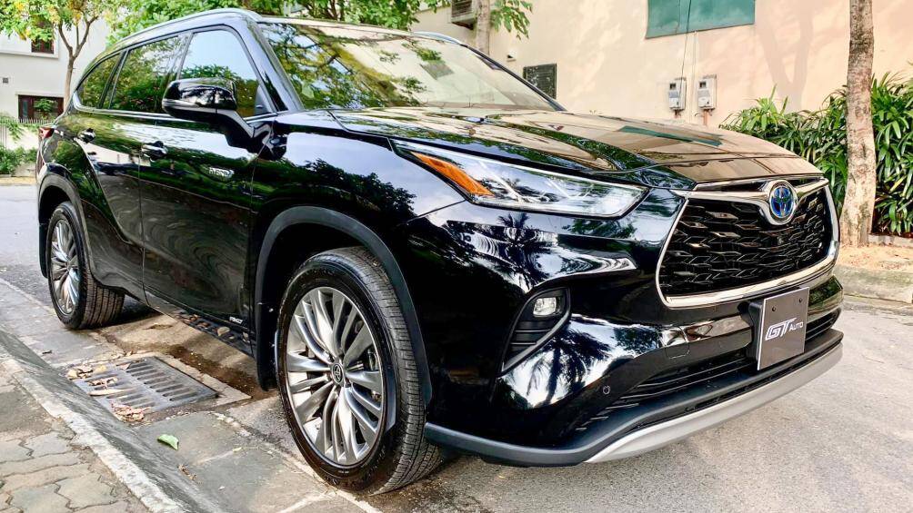 Chiếc Highlander phiên bản Hybrid Platinum này có giá niêm yết tại Mỹ lên đến 50.200 USD (khoảng 1,15 tỷ đồng)