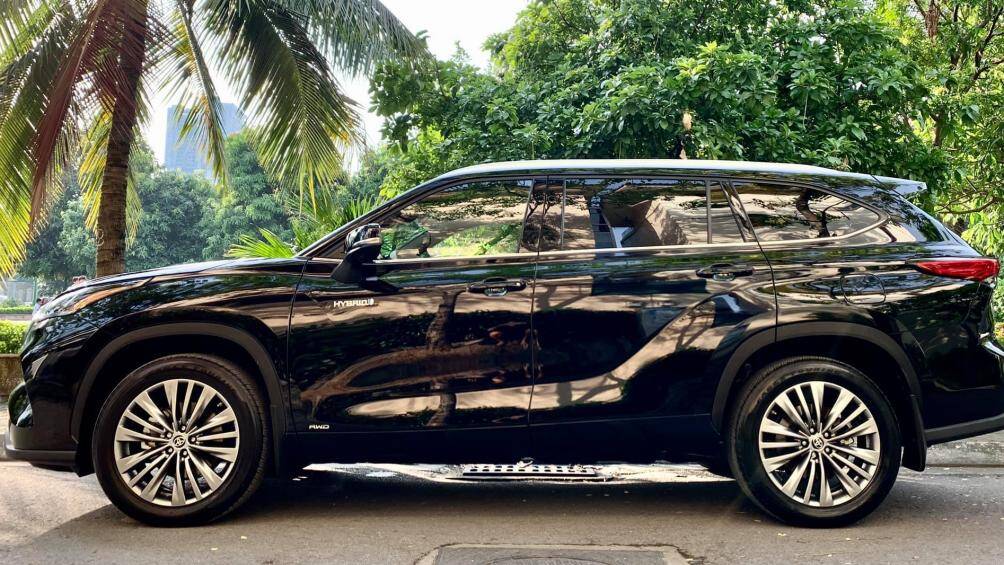 Ngoài những trang bị an toàn tiêu chuẩn, Highlander Hybrid Platinum 2020 còn có gói công nghệ an toàn Toyota Safety Sense 2.0, bao gồm tính năng nhận diện người đi bộ, cảnh báo va chạm, phanh tự động, cánh báo chệch làn và hỗ trợ duy trì làn đường, camera 360