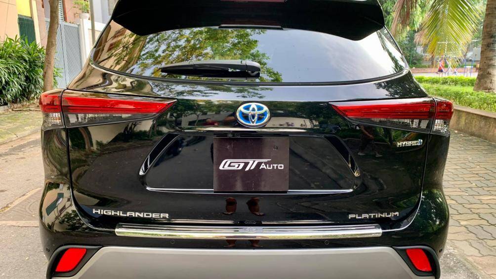 Tại thị trường Mỹ, Toyota Highlander là đối thủ của Ford Explorer, Honda Pilot, Kia Telluride, Hyundai Palisade, Mazda CX-9,…